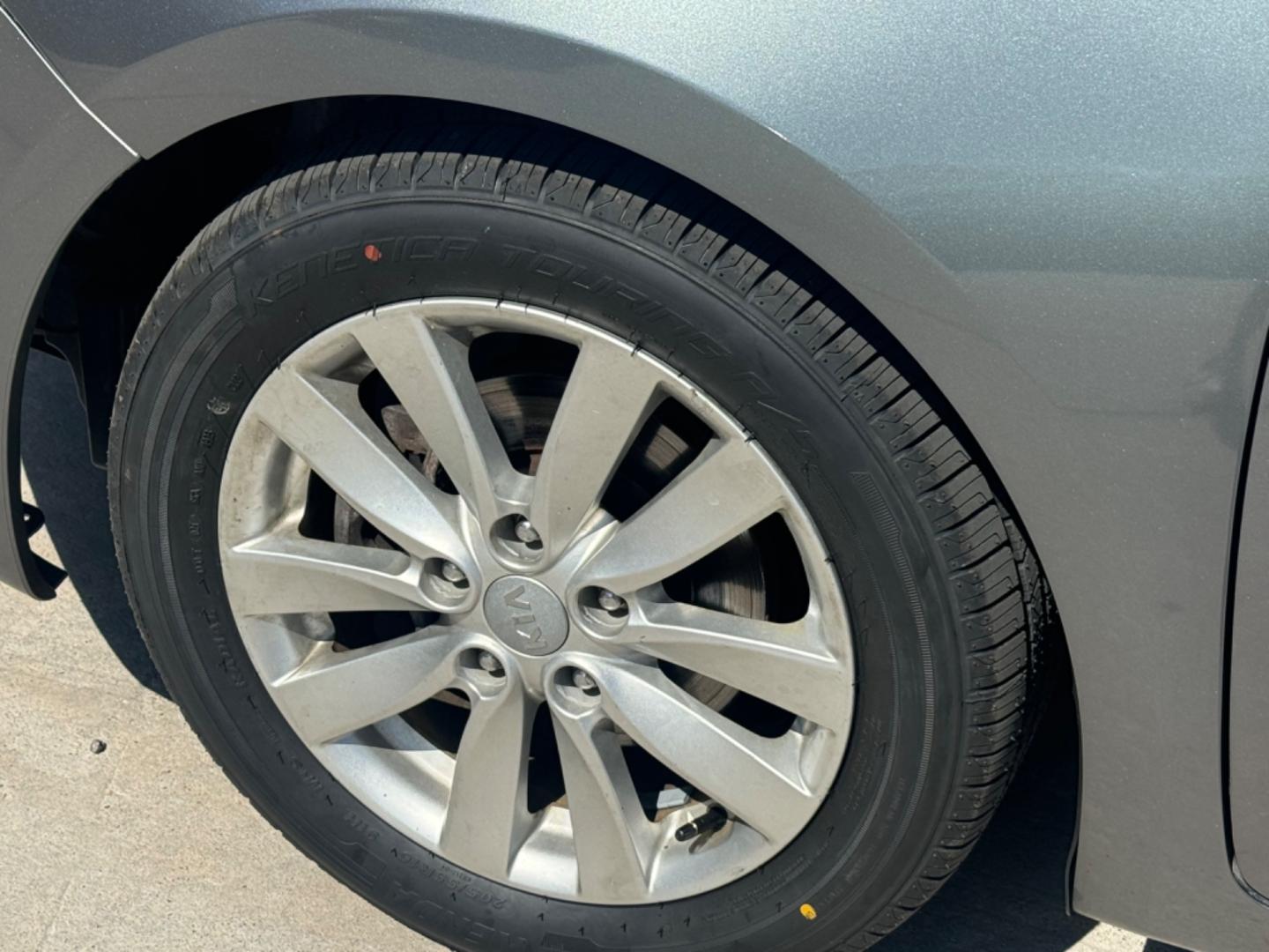 2014 grey Kia Forte (KNAFX4A86E5) , located at 2190 Hwy 95, Bullhead City, AZ, 86442, (928) 704-0060, 0.000000, 0.000000 - 2014 Kia Forte EX. 2.0 4 cylinder engine. great gas mileage. new engine with warranty. great gas mileage. brand new tires. financing available. super clean. bluetooth, backup sensors. keyless entry. satellite radio. buy here pay here. in house financing . we finance. only at Dunton Motors. - Photo#8
